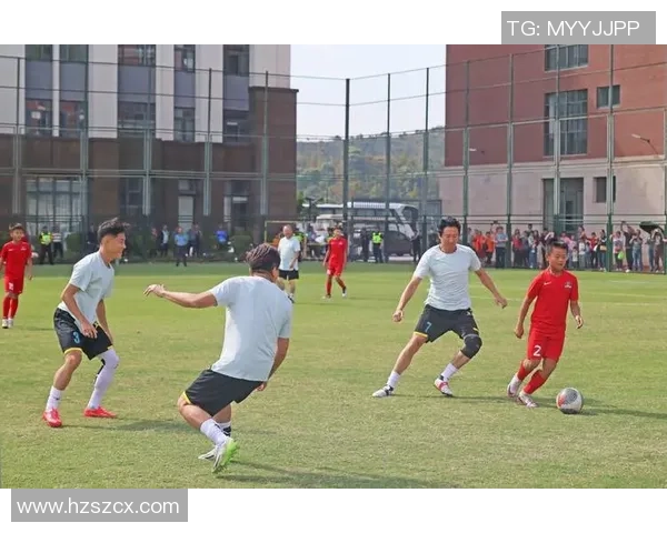 足球明星温情瞬间大合集感受他们的友谊与激情